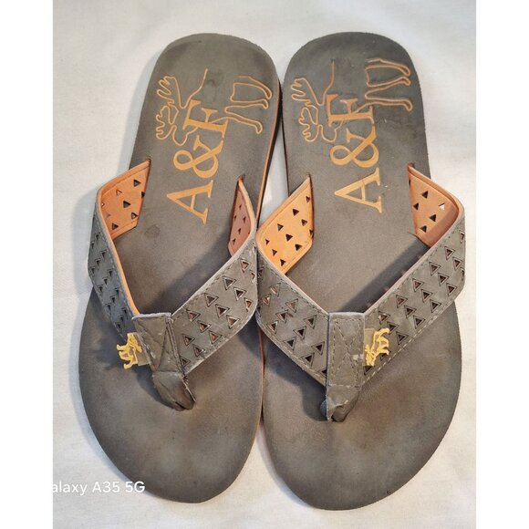 A&F Mens Sz 9/10 Gray Flip-Flops With Cutout Design & Embossed Logo Casual Slip- - Picture 1 of 4